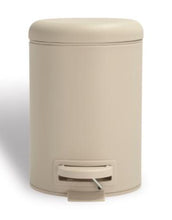 Laden Sie das Bild in den Galerie-Viewer, Pedaleimer Mono in Beige von Södahl: kleiner Eimer mit Soft-Close-Deckel, Pedal und herausnehmbarem Plastikeinsatz, 3 Liter Fassungsvermögen.