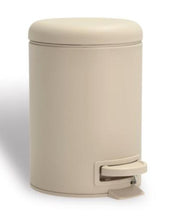 Laden Sie das Bild in den Galerie-Viewer, Pedaleimer Mono in Beige von Södahl: kleiner Eimer mit Soft-Close-Deckel, Pedal und herausnehmbarem Plastikeinsatz, 3 Liter Fassungsvermögen.