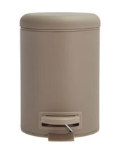 Laden Sie das Bild in den Galerie-Viewer, Pedaleimer Mono in Taupe von Södahl: kleiner Eimer mit Soft-Close-Deckel, Pedal und herausnehmbarem Plastikeinsatz, 3 Liter Fassungsvermögen.