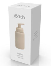 Laden Sie das Bild in den Galerie-Viewer, Seifenspender Mono in Beige von Södahl aus Steinzeug mit matter Gummierung, Schaumstoffpumpe und 250 ml Fassungsvermögen, Größe 6,5 × 16 cm.