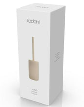 Laden Sie das Bild in den Galerie-Viewer, Toilettenbürste Mono in Beige von Södahl: stilvoller Behälter aus Steingut mit beiger Gummibeschichtung und weißer Innenglasur, Größe 9 x 40 cm.