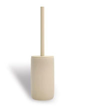 Laden Sie das Bild in den Galerie-Viewer, Toilettenbürste Mono in Beige von Södahl: stilvoller Behälter aus Steingut mit beiger Gummibeschichtung und weißer Innenglasur, Größe 9 x 40 cm.