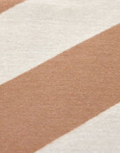 Laden Sie das Bild in den Galerie-Viewer, Hundedecke Ida M in Streifen Rose / Maple – weiche Decke aus Baumwollmischung für Hunde. Ideal für Zuhause und unterwegs, OEKO-TEX-zertifiziert, maschinenwaschbar und trocknergeeignet.