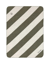 Laden Sie das Bild in den Galerie-Viewer, Hundedecke Ida M in Rose / Dark Olive – weiche, schadstoffgeprüfte Baumwollmischung, ideal für Hunde zu Hause oder unterwegs, pflegeleicht und in Österreich gefertigt.