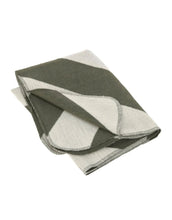 Laden Sie das Bild in den Galerie-Viewer, Hundedecke Ida M in Rose / Dark Olive – weiche, schadstoffgeprüfte Baumwollmischung, ideal für Hunde zu Hause oder unterwegs, pflegeleicht und in Österreich gefertigt.