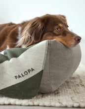 Laden Sie das Bild in den Galerie-Viewer, Hundedecke Ida M in Rose / Dark Olive – weiche, schadstoffgeprüfte Baumwollmischung, ideal für Hunde zu Hause oder unterwegs, pflegeleicht und in Österreich gefertigt.