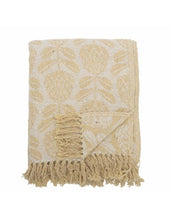Laden Sie das Bild in den Galerie-Viewer, Bloomingville Pratello Decke in Gelb mit gewebtem Blattmuster, Fransen und strukturierter Oberfläche aus recycelter Baumwolle