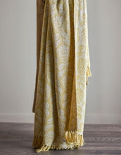 Laden Sie das Bild in den Galerie-Viewer, Bloomingville Pratello Decke in Gelb mit gewebtem Blattmuster, Fransen und strukturierter Oberfläche aus recycelter Baumwolle
