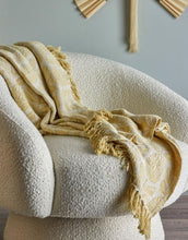 Laden Sie das Bild in den Galerie-Viewer, Bloomingville Pratello Decke in Gelb mit gewebtem Blattmuster, Fransen und strukturierter Oberfläche aus recycelter Baumwolle