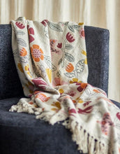 Laden Sie das Bild in den Galerie-Viewer, Bloomingville Vivielle Decke in Bunt mit floralem Print auf beigem Grund, strukturierter Oberfläche und farblich abgestimmten Fransen aus recycelter Baumwolle