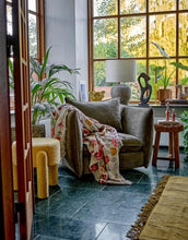 Laden Sie das Bild in den Galerie-Viewer, Bloomingville Vivielle Decke in Bunt mit floralem Print auf beigem Grund, strukturierter Oberfläche und farblich abgestimmten Fransen aus recycelter Baumwolle