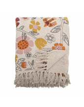 Laden Sie das Bild in den Galerie-Viewer, Bloomingville Vivielle Decke in Bunt mit floralem Print auf beigem Grund, strukturierter Oberfläche und farblich abgestimmten Fransen aus recycelter Baumwolle