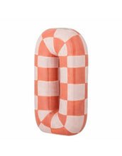 Laden Sie das Bild in den Galerie-Viewer, Bloomingville Mae Vase in Orange aus Dolomit-Keramik mit glänzender handbemalter Oberfläche und geschwungener O-Form