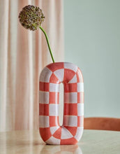 Laden Sie das Bild in den Galerie-Viewer, Bloomingville Mae Vase in Orange aus Dolomit-Keramik mit glänzender handbemalter Oberfläche und geschwungener O-Form