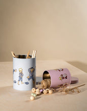 Laden Sie das Bild in den Galerie-Viewer, Metalldose Ida von Muurla, Ida aus Lönneberga, rosa Aufbewahrungsdose, 9 × 14 cm, Illustration von Björn Berg