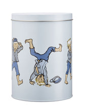 Laden Sie das Bild in den Galerie-Viewer, Metalldose Emil von Muurla, Emil aus Lönneberga, blaue Aufbewahrungsdose, 11 × 17 cm, Illustration von Björn Berg