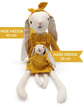 Laden Sie das Bild in den Galerie-Viewer, Mea Lini Stofftier Hase Hedda groß mit Sommerkleid aus Leinen und Baumwolle in sanften Pastelltönen.