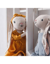 Laden Sie das Bild in den Galerie-Viewer, Mea Lini Stofftier Hase Hedda groß mit Sommerkleid aus Leinen und Baumwolle in sanften Pastelltönen.