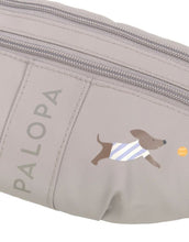 Laden Sie das Bild in den Galerie-Viewer, Mini Leckerlibeutel Enja in Taupe – funktionale Kindertasche für Hundespaziergänge. Mit Leckerli-Fach, Kotbeutelspender und verstellbarem Gurt für Kinder von 3–8 Jahren.