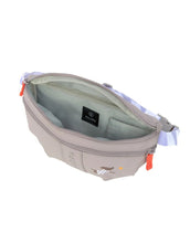 Laden Sie das Bild in den Galerie-Viewer, Mini Leckerlibeutel Enja in Taupe – funktionale Kindertasche für Hundespaziergänge. Mit Leckerli-Fach, Kotbeutelspender und verstellbarem Gurt für Kinder von 3–8 Jahren.