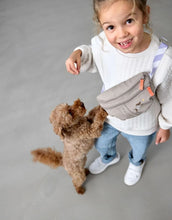Laden Sie das Bild in den Galerie-Viewer, Mini Leckerlibeutel Enja in Taupe – funktionale Kindertasche für Hundespaziergänge. Mit Leckerli-Fach, Kotbeutelspender und verstellbarem Gurt für Kinder von 3–8 Jahren.