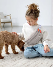 Laden Sie das Bild in den Galerie-Viewer, Mini Leckerlibeutel Enja in Taupe – funktionale Kindertasche für Hundespaziergänge. Mit Leckerli-Fach, Kotbeutelspender und verstellbarem Gurt für Kinder von 3–8 Jahren.