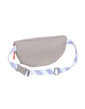 Laden Sie das Bild in den Galerie-Viewer, Mini Leckerlibeutel Enja in Taupe – funktionale Kindertasche für Hundespaziergänge. Mit Leckerli-Fach, Kotbeutelspender und verstellbarem Gurt für Kinder von 3–8 Jahren.