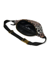 Laden Sie das Bild in den Galerie-Viewer, Studio Noos Mini Fanny Pack Soft Cotton Leopard Hazel – Kinder-Bauchtasche aus 100 % Baumwolle, verstellbar und leicht, ideal für Snacks, Spielzeug und Abenteuer, Maße 28x10,5x5,5 cm.