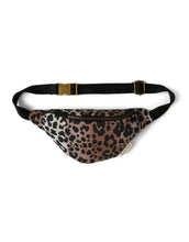 Laden Sie das Bild in den Galerie-Viewer, Studio Noos Mini Fanny Pack Soft Cotton Leopard Hazel – Kinder-Bauchtasche aus 100 % Baumwolle, verstellbar und leicht, ideal für Snacks, Spielzeug und Abenteuer, Maße 28x10,5x5,5 cm.