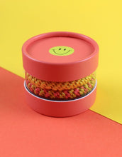 Laden Sie das Bild in den Galerie-Viewer, Ava & Yves Haargummi-Set Koralle/Gelb – 4 elastische Haargummis in runder Geschenkbox mit Smiley.