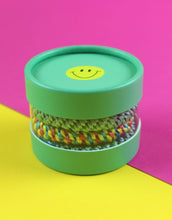 Laden Sie das Bild in den Galerie-Viewer, Ava & Yves Haargummi-Set Mint/Gelb – 4 elastische Haargummis in runder Geschenkbox mit Smiley.
