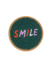 Laden Sie das Bild in den Galerie-Viewer, LÄSSIG Patches Set Little Gang Smile Heart mit Smiley- und FUN-Motiv aus 100 % Polyester, zum individuellen Gestalten von Taschen und Rucksäcken.