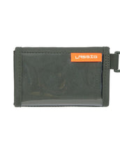 Laden Sie das Bild in den Galerie-Viewer, Geldbeutel Bold von Lässig in Dark Olive mit Klettverschluss, Sichtfenstern, Kleingeldfach mit Reißverschluss und Befestigungsöse – nachhaltig aus recyceltem Polyester gefertigt.
