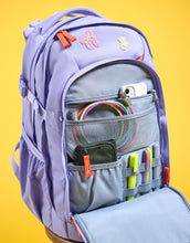 Laden Sie das Bild in den Galerie-Viewer, Geldbeutel Bold von Lässig in Dark Olive mit Klettverschluss, Sichtfenstern, Kleingeldfach mit Reißverschluss und Befestigungsöse – nachhaltig aus recyceltem Polyester gefertigt.