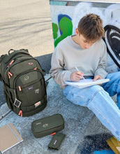 Laden Sie das Bild in den Galerie-Viewer, Geldbeutel Bold von Lässig in Dark Olive mit Klettverschluss, Sichtfenstern, Kleingeldfach mit Reißverschluss und Befestigungsöse – nachhaltig aus recyceltem Polyester gefertigt.