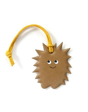 Laden Sie das Bild in den Galerie-Viewer, Goldfarbener Reflektor-Anhänger Fuzzy Friend von Firefly Reflectors in verspielter Tierform aus reflektierendem Material mit Lederband, ca. 8 cm – einzigartig und funktional.