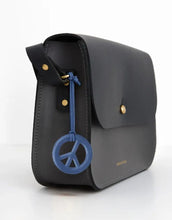 Laden Sie das Bild in den Galerie-Viewer, Blauer Reflektor-Anhänger in Peace-Form von Firefly Reflectors aus reflektierendem Material mit Lederband, ca. 8 cm – stylisch, sicher und aussagekräftig.