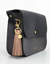 Laden Sie das Bild in den Galerie-Viewer, Camel Reflektor-Quaste von Firefly Reflectors aus reflektierendem Material mit Lederband, ca. 8 cm – elegant, funktional und einfach zu befestigen.