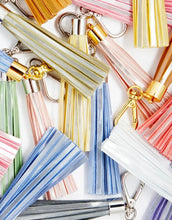 Laden Sie das Bild in den Galerie-Viewer, Camel Reflektor-Quaste von Firefly Reflectors aus reflektierendem Material mit Lederband, ca. 8 cm – elegant, funktional und einfach zu befestigen.