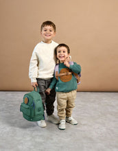 Laden Sie das Bild in den Galerie-Viewer, Kinderrucksack Mini Little Gang von Lässig in Dunkelgrün mit farbenfrohem Patch, Netztasche, Frontfach und separatem Nassfach – nachhaltig aus recyceltem Polyester gefertigt.