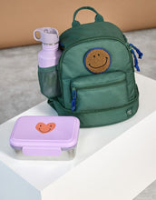 Laden Sie das Bild in den Galerie-Viewer, Kinderrucksack Mini Little Gang von Lässig in Dunkelgrün mit farbenfrohem Patch, Netztasche, Frontfach und separatem Nassfach – nachhaltig aus recyceltem Polyester gefertigt.