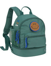 Laden Sie das Bild in den Galerie-Viewer, Kinderrucksack Mini Little Gang von Lässig in Dunkelgrün mit farbenfrohem Patch, Netztasche, Frontfach und separatem Nassfach – nachhaltig aus recyceltem Polyester gefertigt.