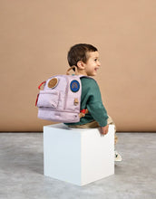 Laden Sie das Bild in den Galerie-Viewer, Kinderrucksack Mini Little Gang von Lässig in Lilac mit farbenfrohem Patch, Netztasche, Frontfach und separatem Nassfach – nachhaltig aus recyceltem Polyester gefertigt.