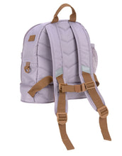 Laden Sie das Bild in den Galerie-Viewer, Kinderrucksack Mini Little Gang von Lässig in Lilac mit farbenfrohem Patch, Netztasche, Frontfach und separatem Nassfach – nachhaltig aus recyceltem Polyester gefertigt.