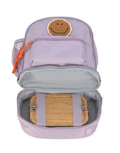 Laden Sie das Bild in den Galerie-Viewer, Kinderrucksack Mini Little Gang von Lässig in Lilac mit farbenfrohem Patch, Netztasche, Frontfach und separatem Nassfach – nachhaltig aus recyceltem Polyester gefertigt.