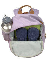 Laden Sie das Bild in den Galerie-Viewer, Kinderrucksack Mini Little Gang von Lässig in Lilac mit farbenfrohem Patch, Netztasche, Frontfach und separatem Nassfach – nachhaltig aus recyceltem Polyester gefertigt.