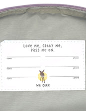 Laden Sie das Bild in den Galerie-Viewer, Kinderrucksack Mini Little Gang von Lässig in Lilac mit farbenfrohem Patch, Netztasche, Frontfach und separatem Nassfach – nachhaltig aus recyceltem Polyester gefertigt.