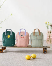 Laden Sie das Bild in den Galerie-Viewer, Kinderrucksack Square Little Gang von Lässig in Cherry Peach mit gestepptem Oberstoff, Stickereien und 7 l Volumen, aus recyceltem Polyester, ideal für Kindergarten und Ausflüge.