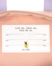 Laden Sie das Bild in den Galerie-Viewer, Kinderrucksack Square Little Gang von Lässig in Cherry Peach mit gestepptem Oberstoff, Stickereien und 7 l Volumen, aus recyceltem Polyester, ideal für Kindergarten und Ausflüge.