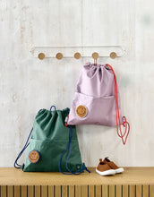 Laden Sie das Bild in den Galerie-Viewer, Turnbeutel Little Gang von Lässig in Dunkelgrün aus recyceltem Polyester, mit flexiblen Tragekordeln, Patch und 9,7 l Volumen, ideal für Sport und Alltag.